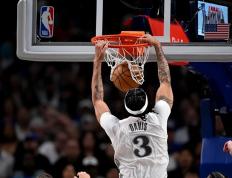 猛龙绝杀时刻，逆转取胜点燃赛场，字母哥迎来胜利！