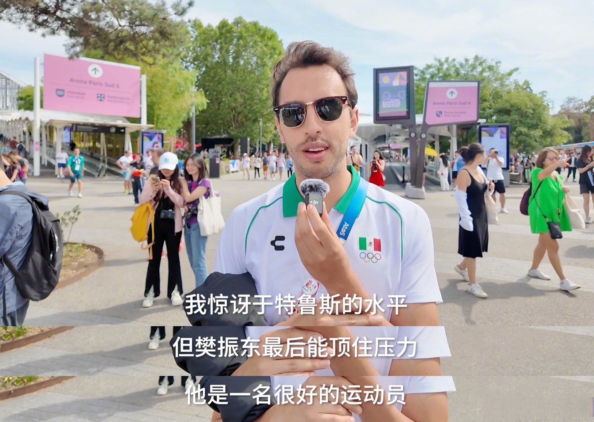 运动员们在赛场上拼尽全力,争取最后胜利